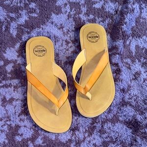 5/$25 size 7 Rockin Women's Sandals
